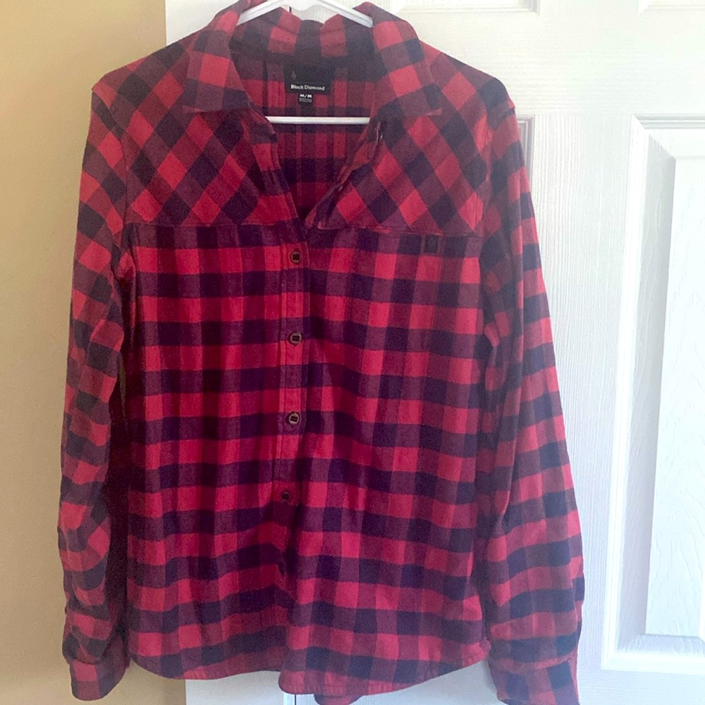 Pink and navy checkered flannel.  Black diamond.  Size medium.